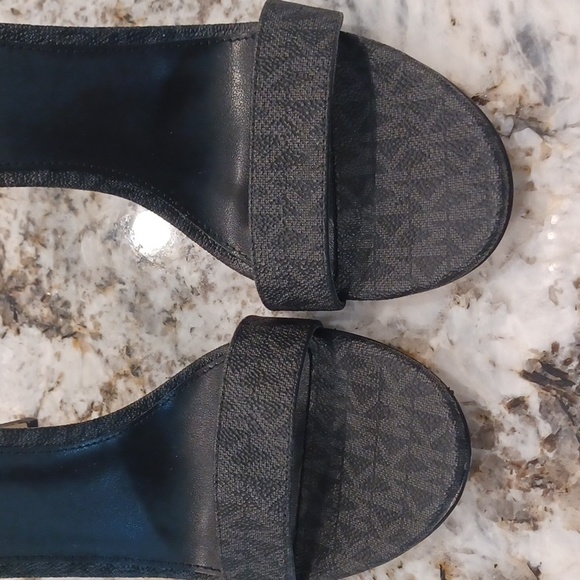 Michael Kors Women's Kelli Logo Print Charm Detail Sandals SZ 10 New - Picture 11 of 16